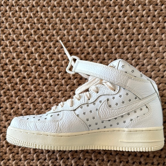 Nike Star-Patterned High-Top Sneakers - Picture 4 of 5